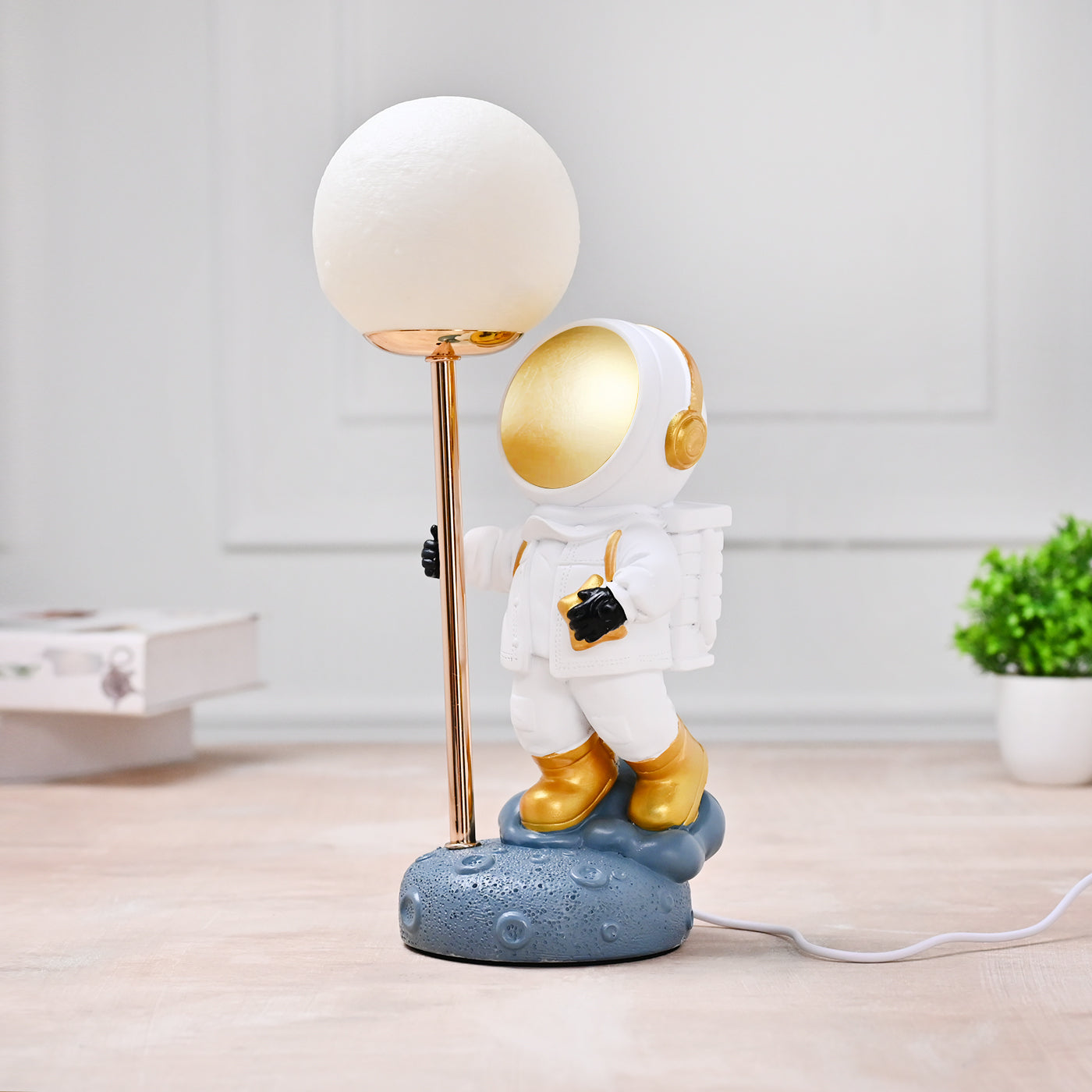Figurine Astronaut Table Lamp | Durable | Showpiece - White