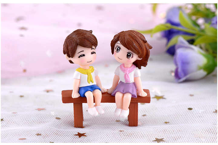 Home Decoration Mini Figure Love Couple Statue
