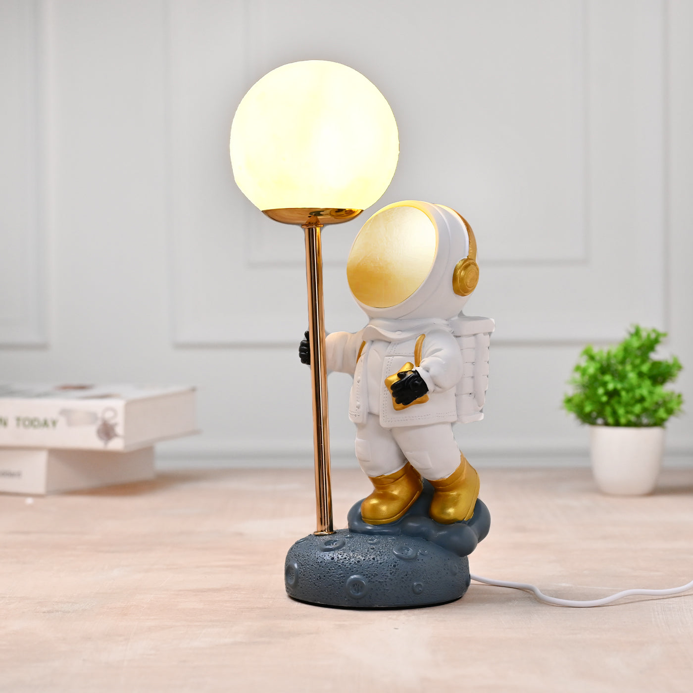 Figurine Astronaut Table Lamp | Durable | Showpiece - White