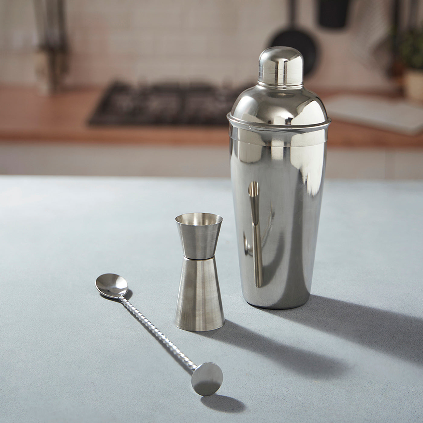 Stainless Steel Cocktail Shaker Juice Mixer Wine Martini Shaker Cocktail Mixer 3 Piece Bartender Kit Drink Shaker Bar Tools Set with Measuring Jigger Mixing Spoon Bartender Strainer